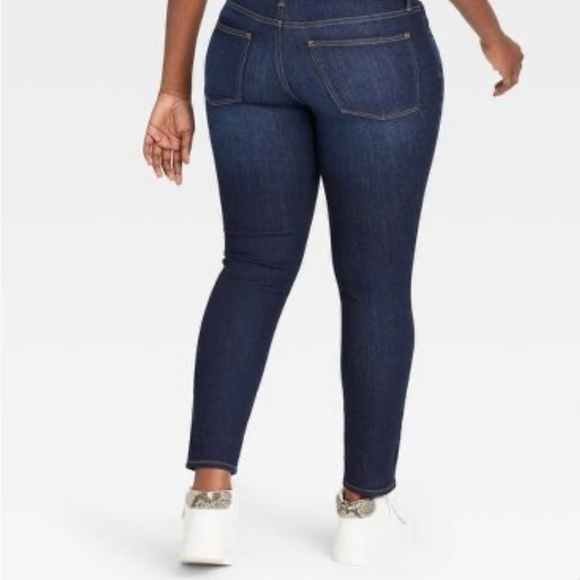 Women's Mid-Rise Skinny Jeans - Universal Thread™ - Dark Denim Wash - 18 - Picture 3 of 10